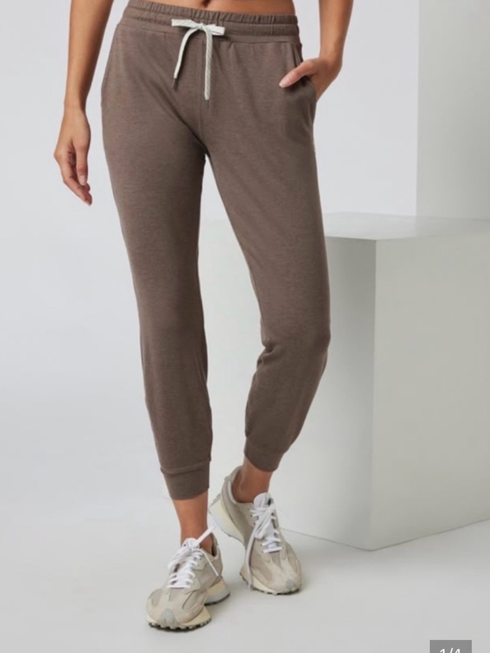 Vuori Halo Joggers in Taupe Brown Size Small